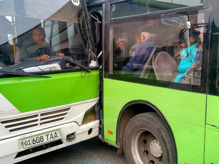 Снова обгон? В Сергелийском районе Ташкента столкнулись два автобуса с пассажирами