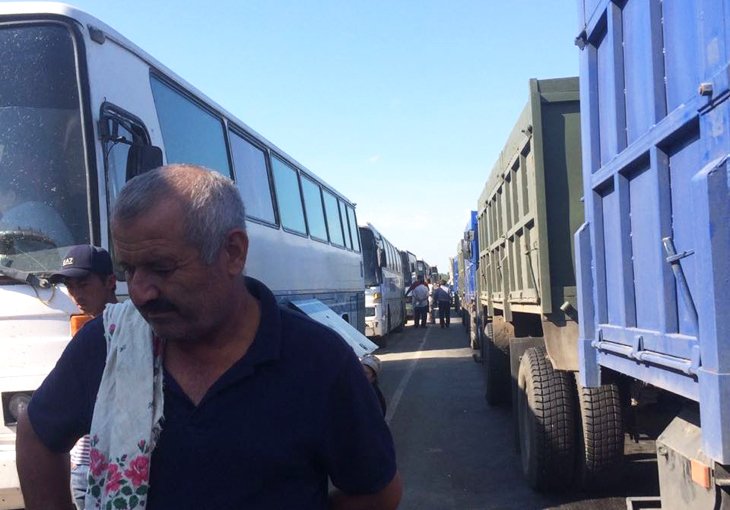 В Омской области 10 автобусов с мигрантами из Узбекистана держали несколько дней на границе