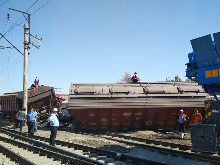 В Ташкенте с рельсов сошли два вагона: никто не пострадал (фото)