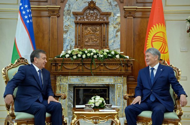 Мирзиёев пригласил Алмазбека Атамбаева посетить Узбекистан