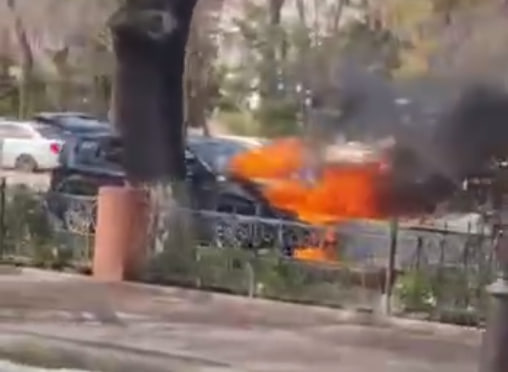 Посреди дороги в Ташкенте загорелся автомобиль Orlando. Видео