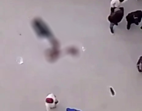 В Термезе студент медуниверситета покончил с собой, спрыгнув с высотки. Видео