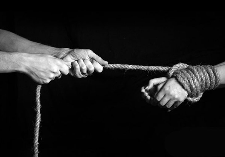 Карагандинец держал в рабстве 18 граждан Узбекистана