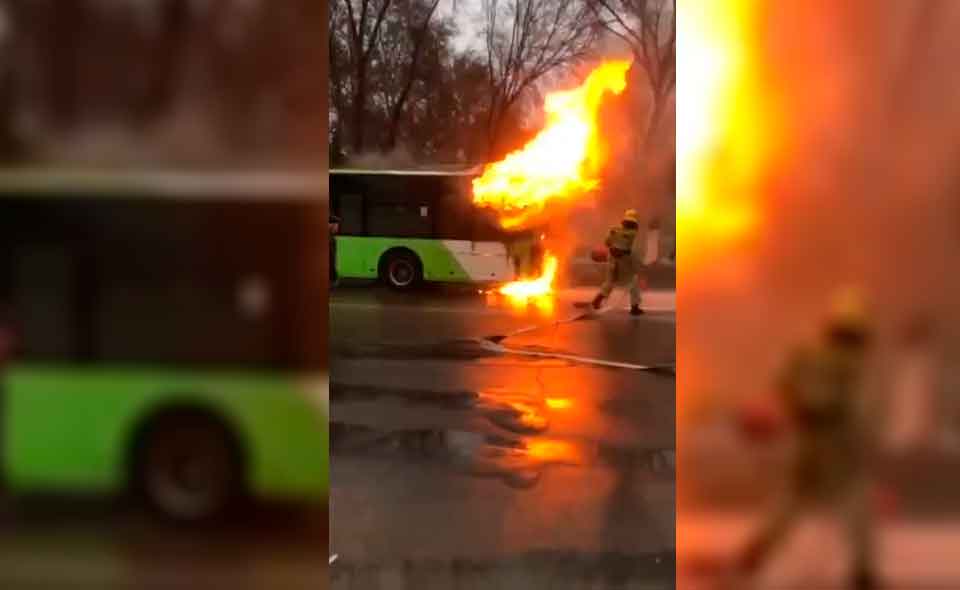 В Ташкенте загорелся автобус. Видео
