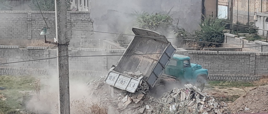У жителя Ташкентской области конфисковали грузовик за выбрасывание строительного мусора на берегу реки  
