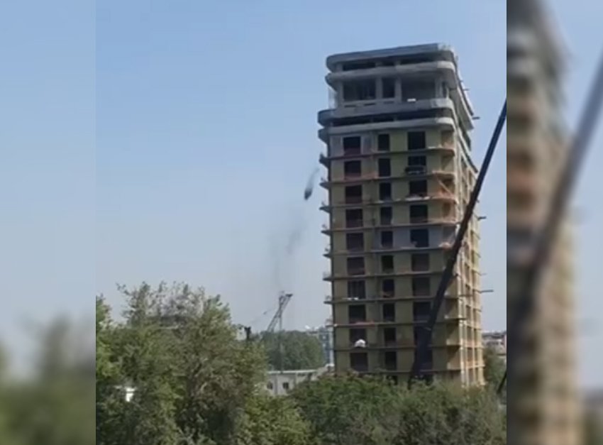 Частицы благодати. Узбекистанцев возмутило видео, в котором рабочие сбрасывают мусор с верхних этажей высотки   
