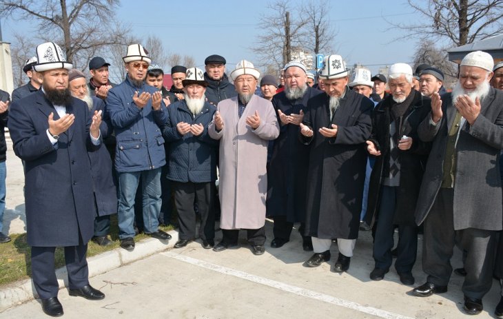В главной мечети Кыргызстана принесли в жертву двух телят, чтобы остановить распространение коронавируса