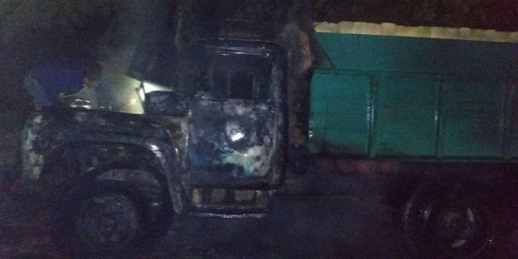 На трассе под Ташкентом загорелся грузовик. Водитель и двое пассажиров получили ожоги, их госпитализировали