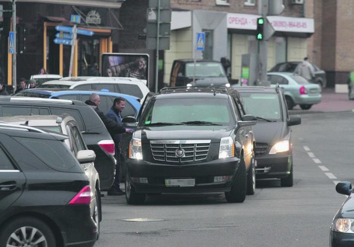 Украинские депутаты пересаживаются на эксклюзивные бронеавтомобили Cadillac Escalade 