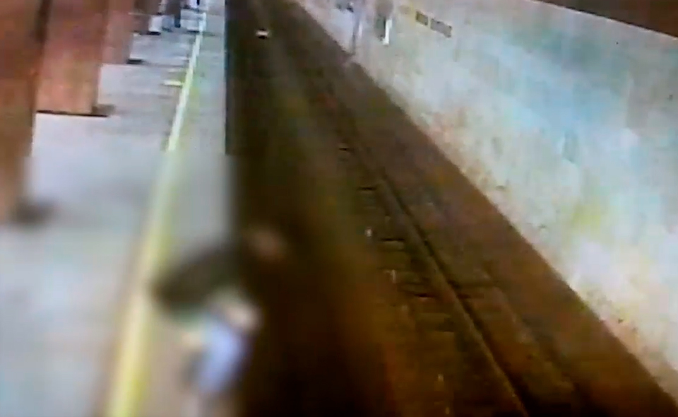 Генпрокуратура опубликовала видео, где мужчина бросается под поезд в ташкентском метро 