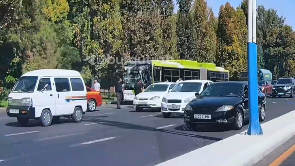 В Ташкенте столкнулись два пассажирских автобуса и Onix. Видео