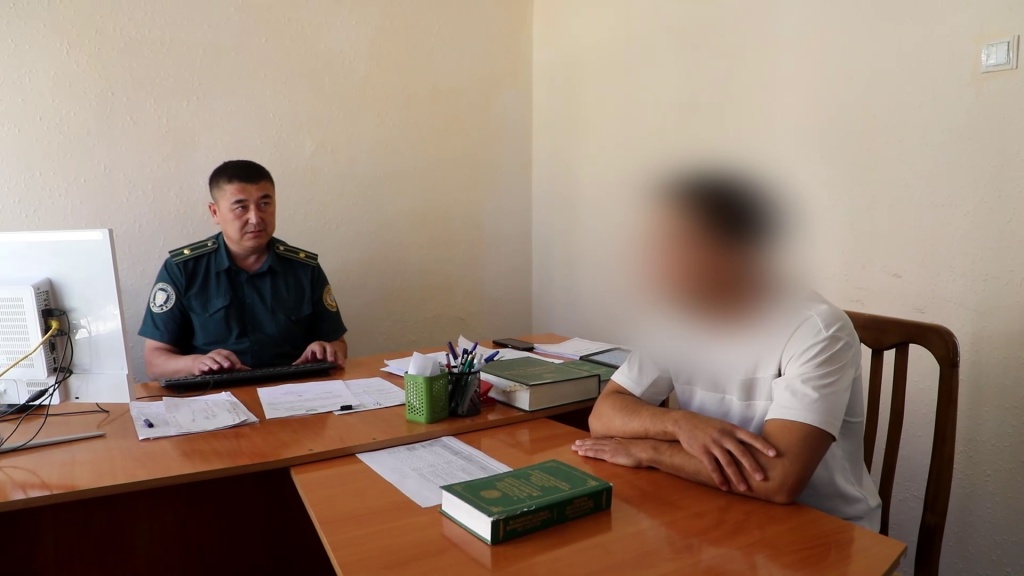 В Навоийской области оштрафовали мужчину за рекламу в форме инспектора ДПС. Видео
