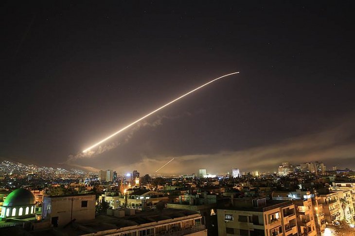 США, Великобритания и Франция нанесли удар по Сирии: в Дамаске слышны взрывы, виден дым 