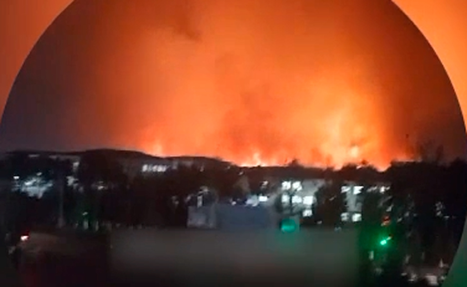 Узбекистанцев взволновал гигантский пожар на окраине Термеза. Власти успокоили жителей, заявив, что это плановое сжигание тростника      