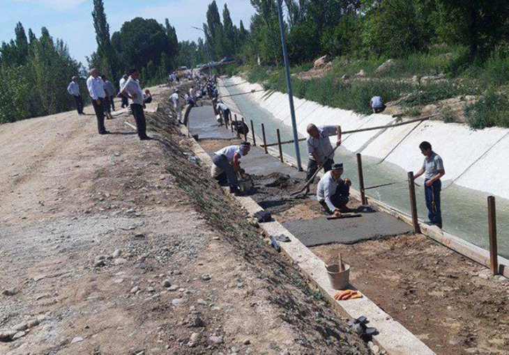 Глава МНО прокомментировал случай в Наманганской области, где учителей заставили заливать бетон возле канала 