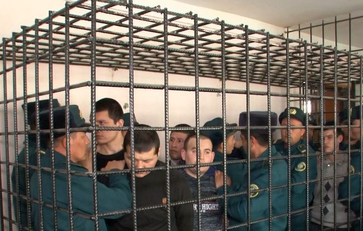 Банда рэкетиров из Самаркандской области попыталась взбунтоваться в зале суда (видео)