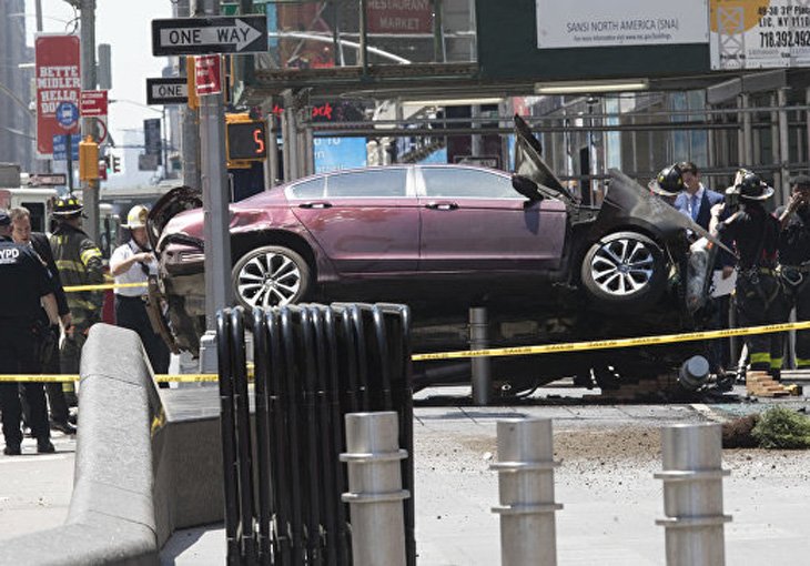 В Нью-Йорке автомобиль въехал в толпу пешеходов (видео)