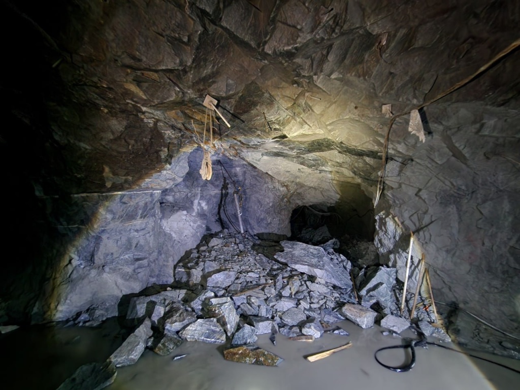 Мигрант из Узбекистана погиб при обвале на золоторудной шахте в России