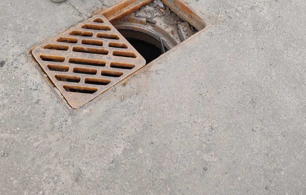 21 век, а удобства – во дворе. Жители андижанской многоэтажки пожаловались на отсутствие канализации