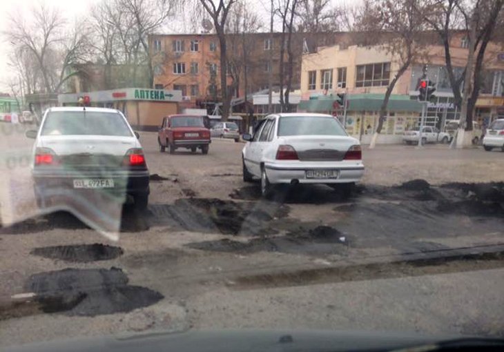 В Узбекистане дороги ремонтируют… глиной (фото + видео)