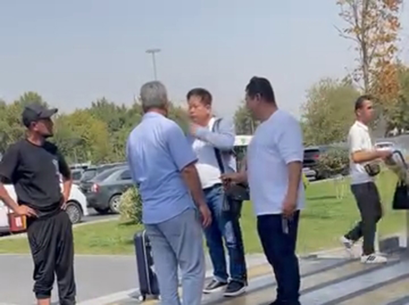 Иностранец сцепился с таксистами в аэропорту Ташкента. Видео