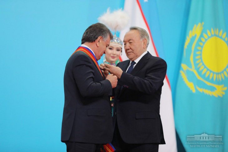 Назарбаев наградил Мирзиёева орденом «Достык» 