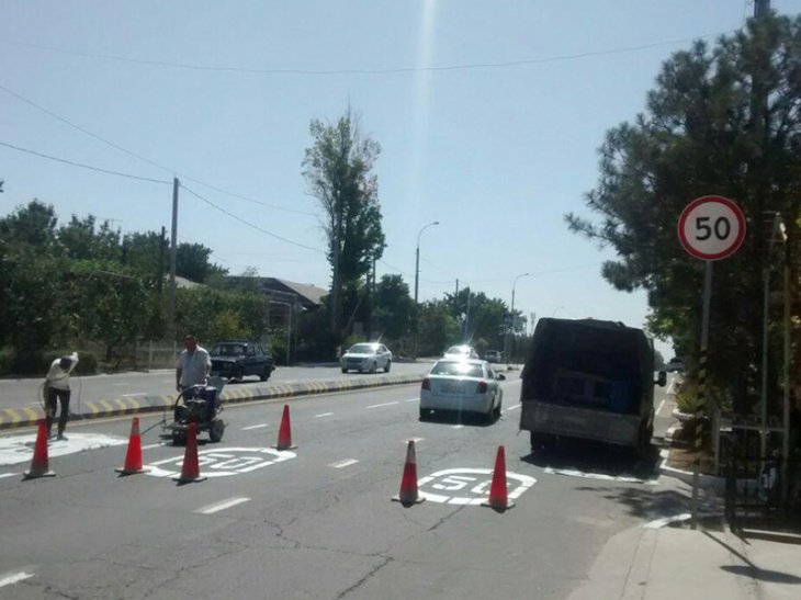 В Ташкенте начали тестировать новый вид разметки. Это позволит сделать пешеходные переходы и знаки ограничения скорости более заметными   