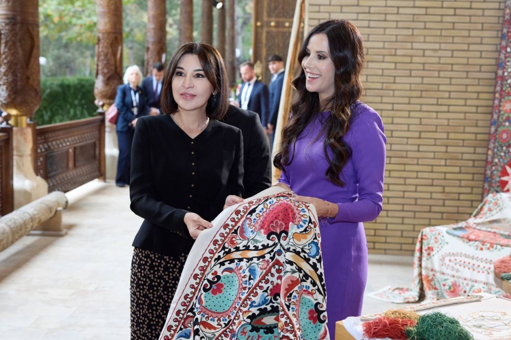 Первые леди Узбекистана и Сербии поговорили в неформальной обстановке и сходили на выставку Первые леди Узбекистана и Сербии поговорили в неформальной обстановке и сходили на выставку