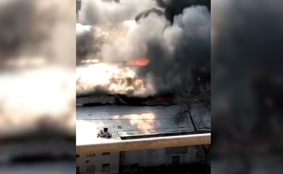 На одном из складов в Ташкенте произошел крупный пожар. Видео