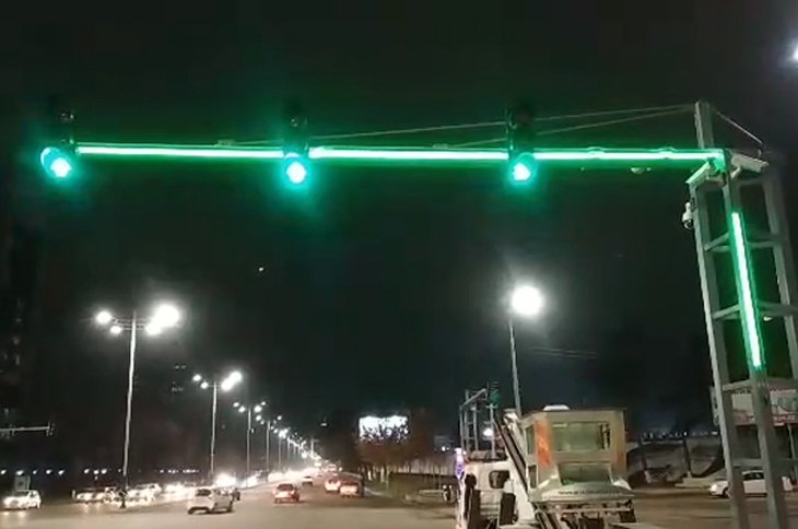 В Ташкенте впервые установили светофор с интегрированными светодиодами (видео)