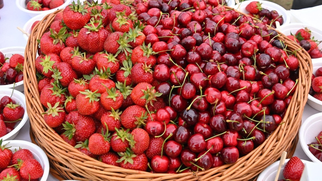 Узбекистан вошел в число ключевых экспортеров клубники и черешни в Россию 