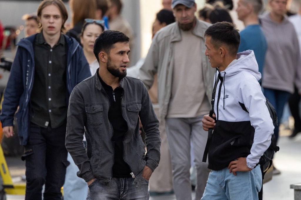 Неработающих мигрантов могут заставить платить за пребывание в России