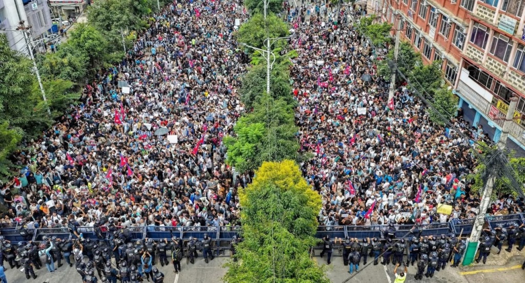 Протесты против блокировки соцсетей в Непале унесли больше 10 жизней. Видео