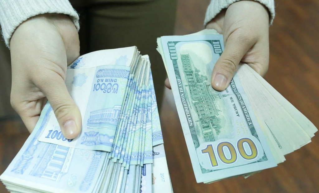 Власти Узбекистана вводят валютные ограничения для бизнеса и банков. Что об этом думают экономисты  