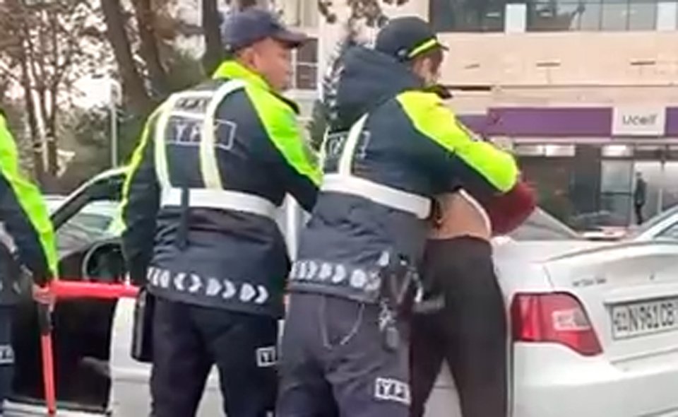 В ГУВД раскрыли подробности жесткого задержания водителя в Ташкенте. Инспекторам пришлось разбить стекло и силой вытаскивать нарушителя. Видео  