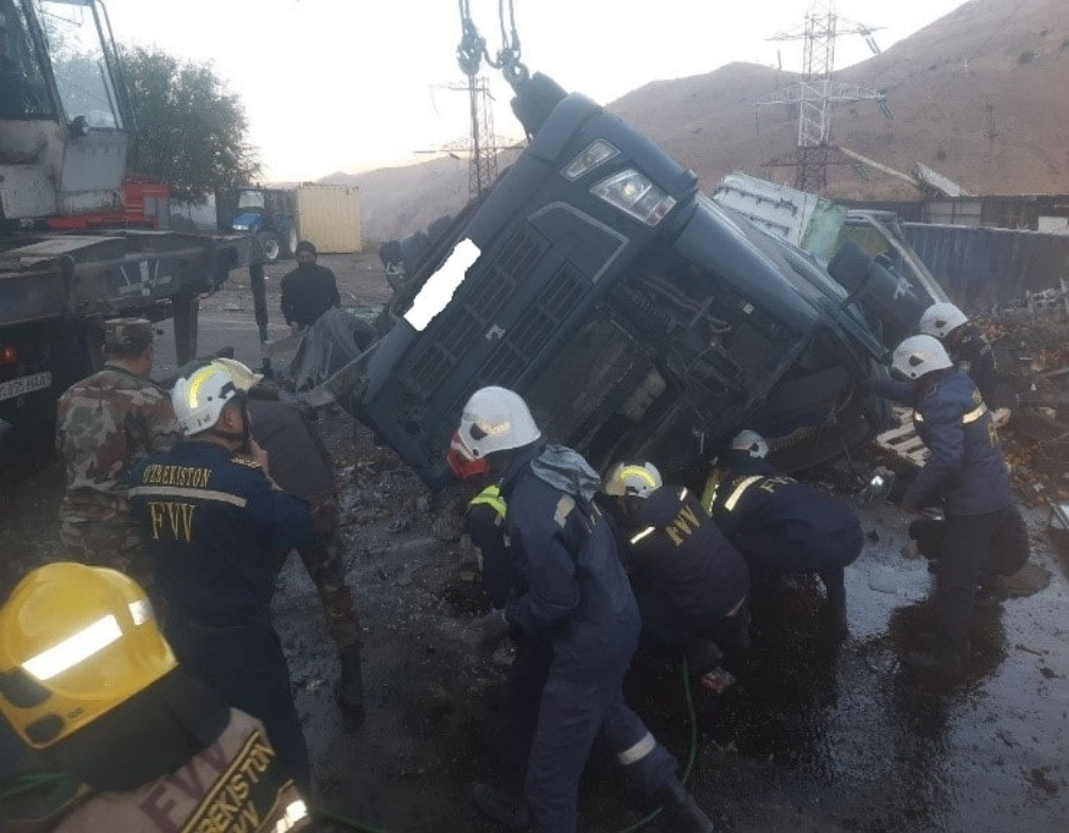 На перевале "Камчик" произошло ДТП с участием нескольких грузовиков. Три человека госпитализированы 