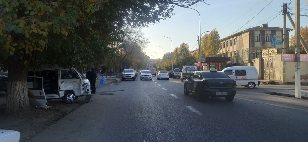 Один человек погиб при столкновении двух автомобилей в Самарканде. Видео