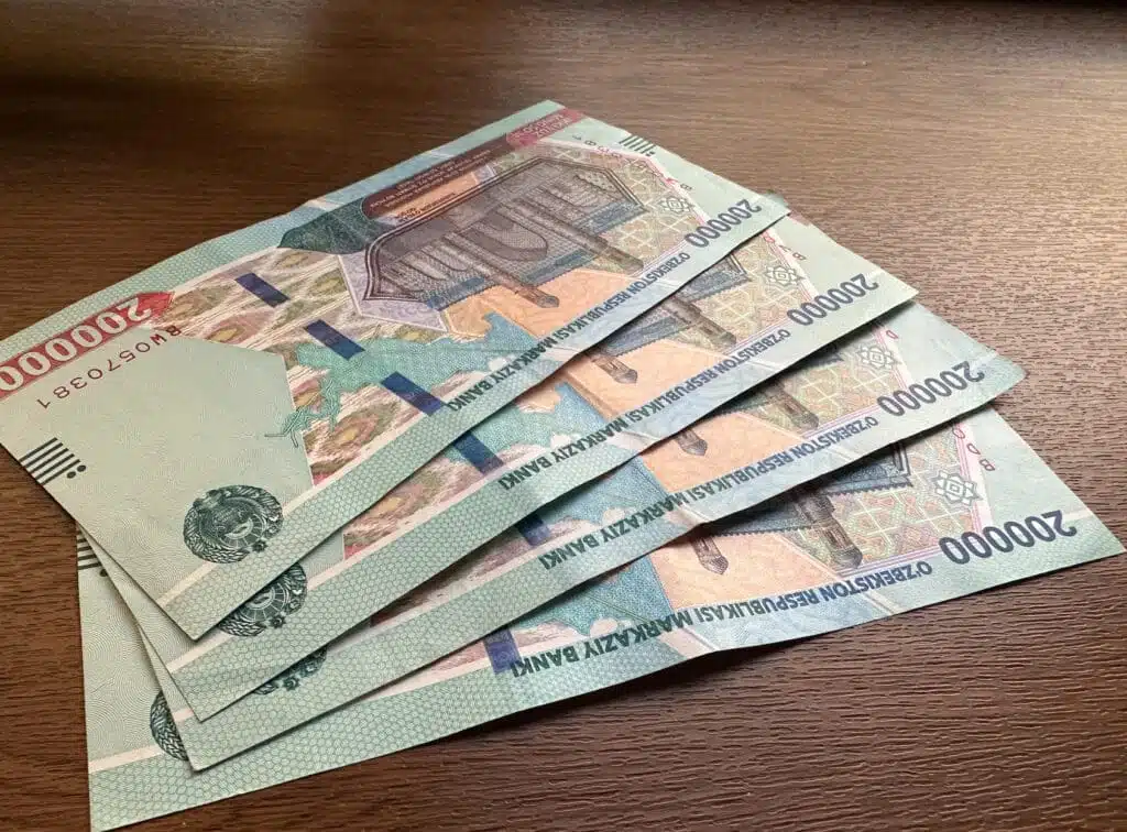 Узбекский сум укрепился, но курс лихорадит каждый день