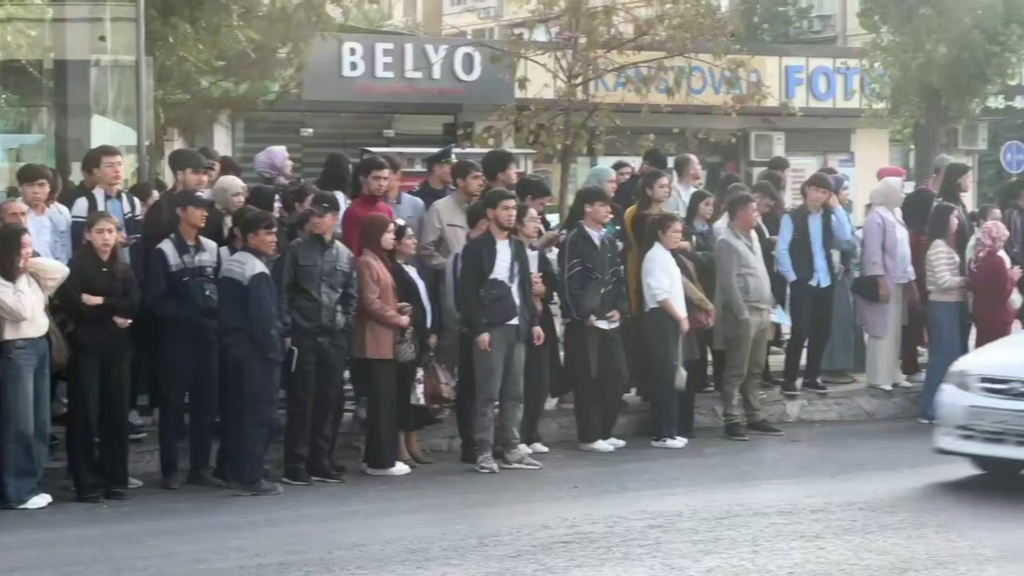 Метробусы не виноваты. В столичной подземке объяснили огромные очереди у остановки на "Крестике". Видео
