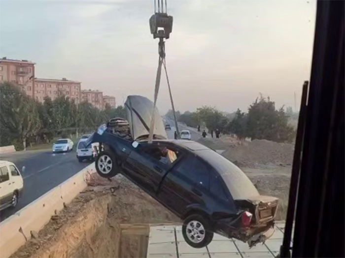 В Ташобласти водитель на Lacetti не заметил стройку и съехал в котлован