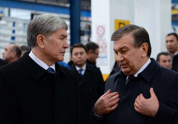 Шавкат Мирзиеев показал Алмазбеку Атамбаеву автомобиль, на котором он ездит по выходным 