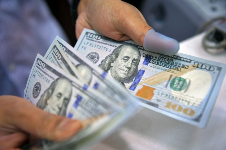 Узбекистанцы скупают доллары: в Центробанке объяснили причины роста курса валюты