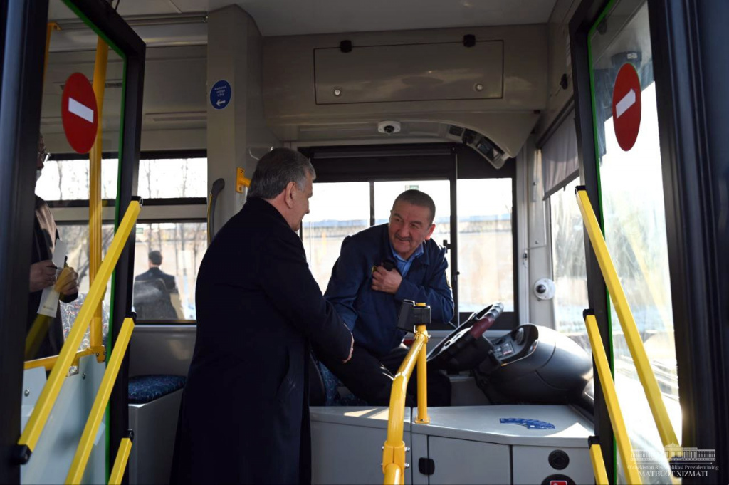 Мирзиёев поручил премьер-министру поставить в Ташкент 1000 автобусов к марту