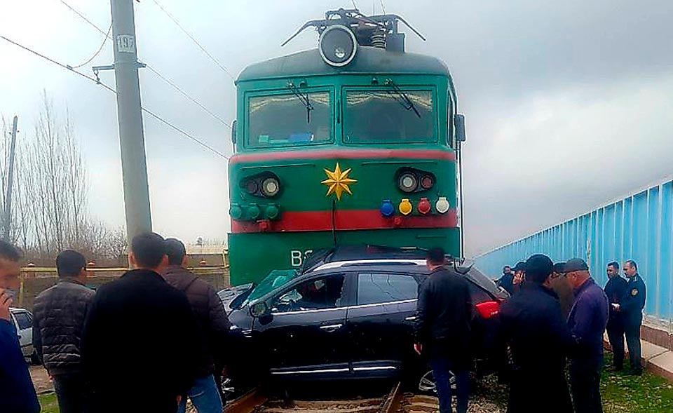 В Ташкентской области произошло столкновение поезда и авто. Водитель погиб 