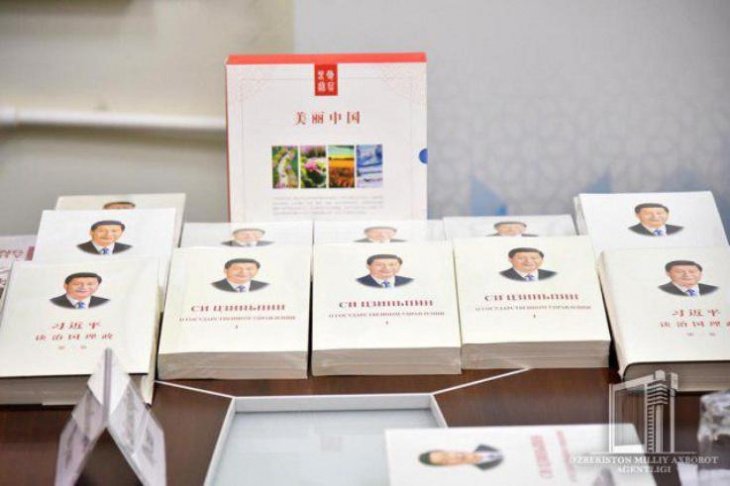 Посольство КНР в Узбекистане передало в дар залу знаний ШОС в Ташкенте партию книг и монографий 
