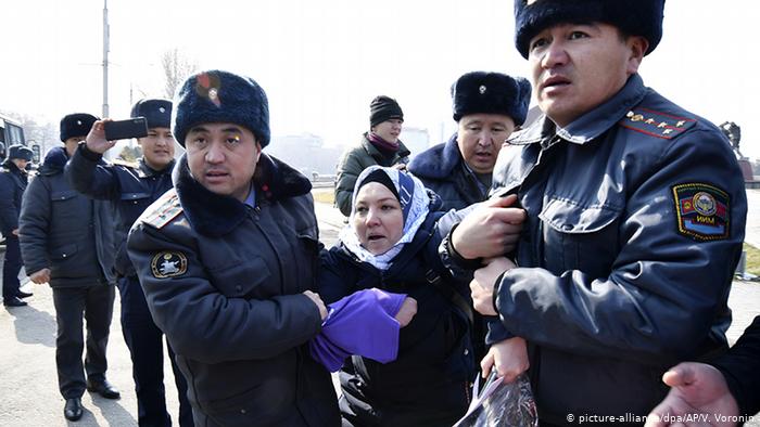 В Бишкеке феминистки 8 марта вышли на акцию против насилия над женщинами. Сначала на них напали люди в масках, а потом задержала милиция