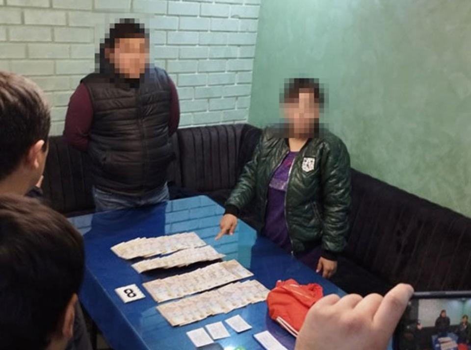 В Ташкенте за вымогательство задержаны помощник хокима и сотрудник метрополитена 