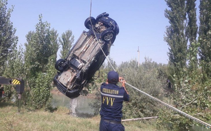 В Наманганской области автомобиль упал в канал: водитель погиб, девушке-пассажиру удалось выбраться из салона