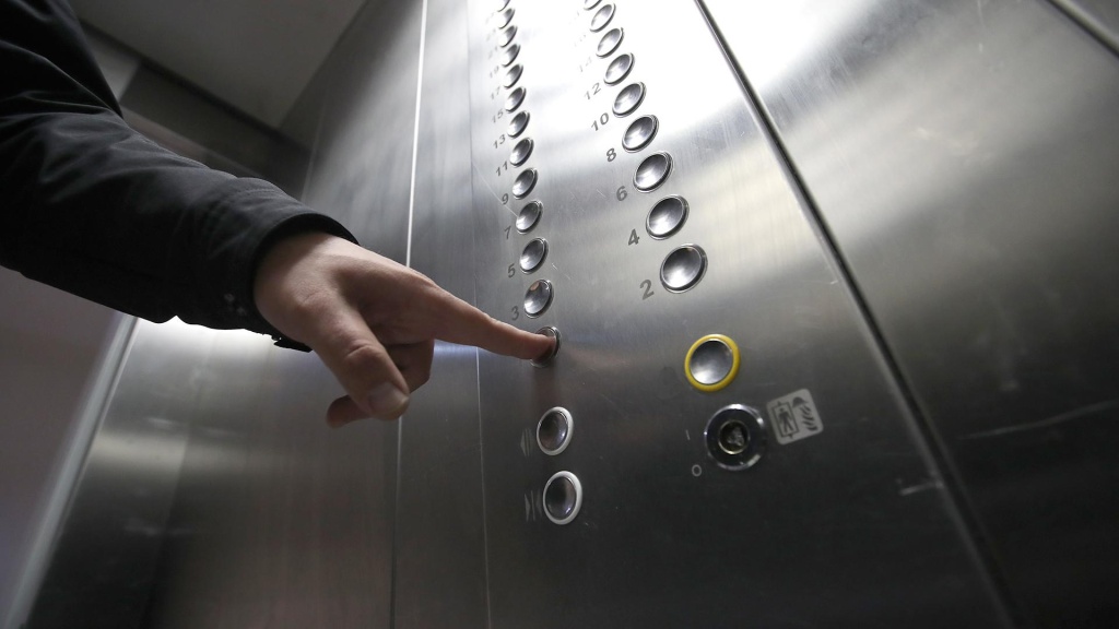 После трагедии с лифтом, в котором погибла женщина, власти решили пересмотреть требования к безопасности этого оборудования 
