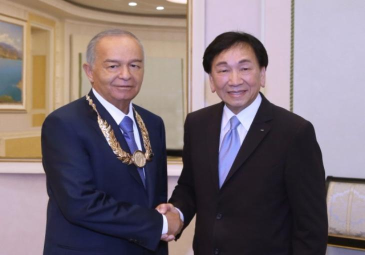 Президент Узбекистана награжден орденом АIBА за вклад в развитие бокса 